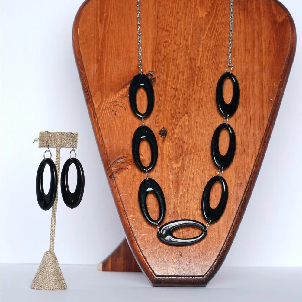 Vintage Black ovals necklace with matching earrings A20‎
